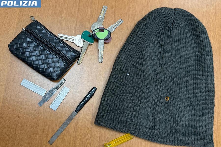 POLIZIA SEQUESTRO OGGETTI PER FURTI