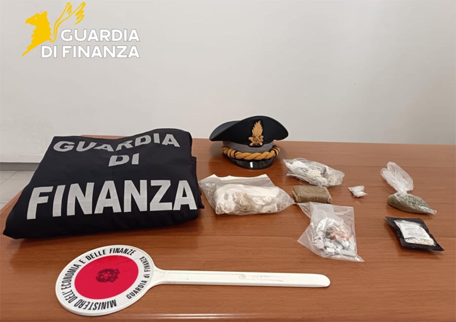 GUARDIA FINANZA SPACCIO DROGA