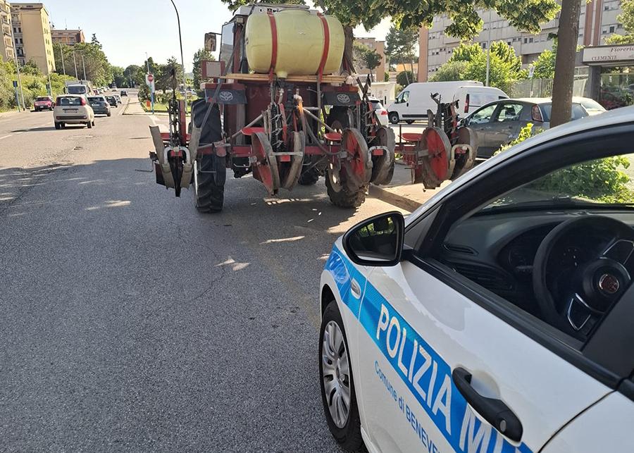 TRATTORE FERMATO POLIZIA MUNICIPALE