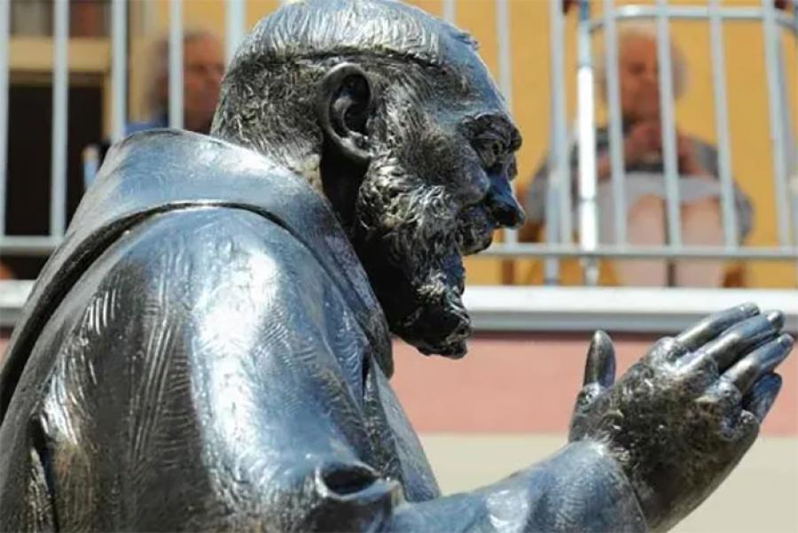 PADRE PIO STATUA