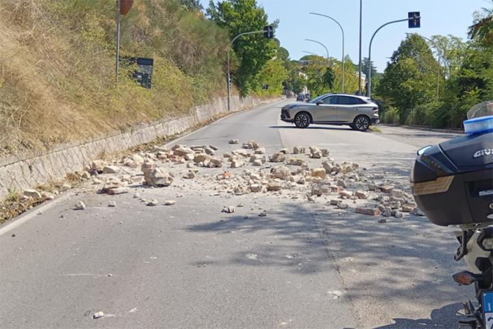 CADUTA MASSI VIA AVELLINO 3