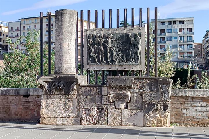 MORANTE MONUMENTO A DANTE LONTANO